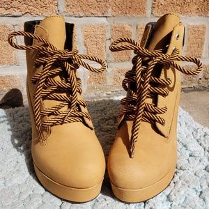 Steve Madden Russty Lace-Up Platform Boots